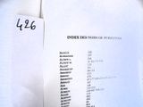 un grand nombre de papiers posés sur une table