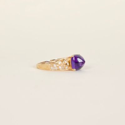 Bague en or jaune 9K (375/oo), ornée d'une améthyste central…