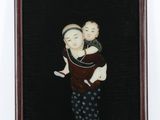 une vieille photo d'une femme tenant un enfant dans ses bras