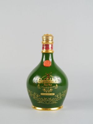 une image représentant une bouteille verte ornée d'une bordure dorée et d'un bouchon doré