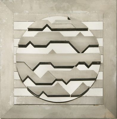 une photo représentant un motif circulaire sur un mur