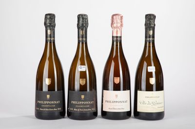 trois bouteilles de vin posées l'une à côté de l'autre sur une table