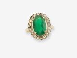 une bague en émeraude et diamant