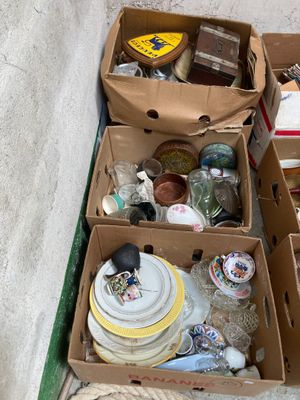 de nombreux cartons d'objets hétéroclites posés sur le sol