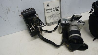 deux appareils photo et un sac posés sur la table