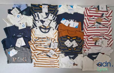 a lot of baby clothes that are on a table