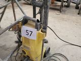 une machine qui se trouve au milieu d'un bâtiment