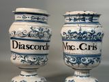 paire de vases bleus et blancs posés sur une table