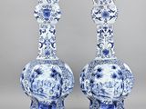paire de vases bleus et blancs à motifs floraux
