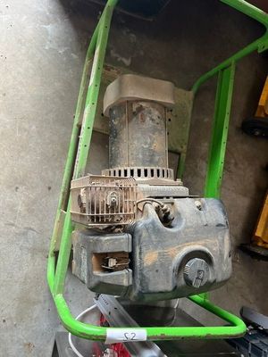 une machine posée sur une table dans un garage