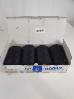 six bobines de fil noir dans une boîte posée sur une surface blanche