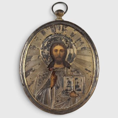 une image représentant Jésus sur une médaille en or