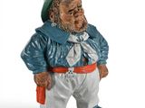 une figurine représentant un homme vêtu d'une veste bleue et d'un pantalon blanc