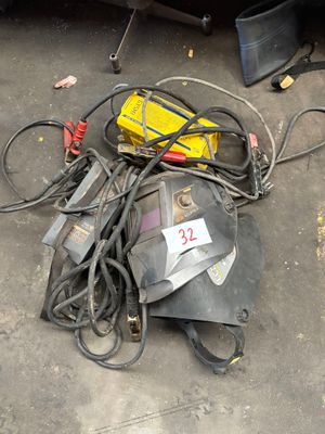 un tas de fils et d'autres équipements électriques par terre