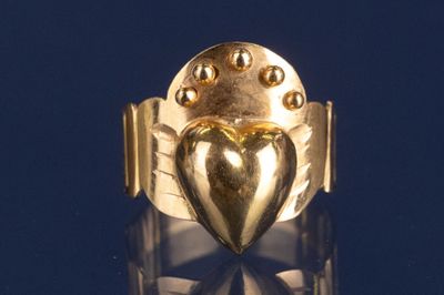 une bague en or avec un cœur au milieu