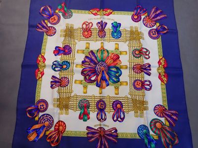 un gros plan sur un foulard carré orné de motifs colorés