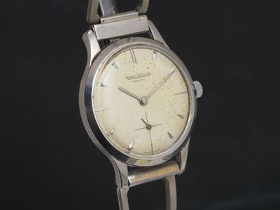 une photo d'une montre-bracelet posée sur un présentoir