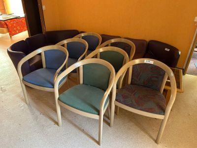 un grand nombre de chaises alignées dans une pièce
