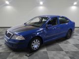 la photo d'une voiture bleue garée dans un garage