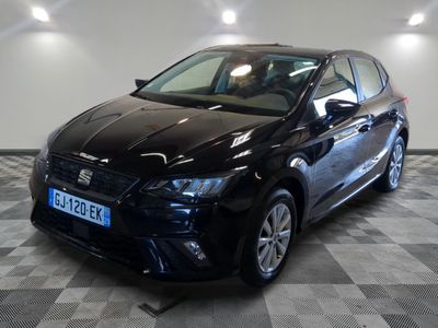 la voiture noire est garée sur un sol en damier dans le garage