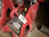 deux valets rouges posés par terre