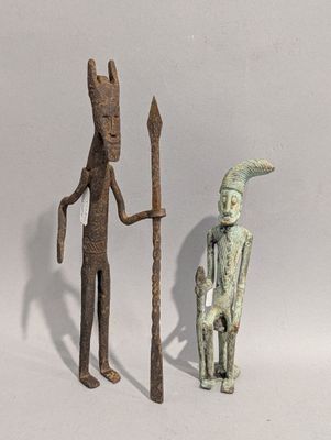 statue représentant un homme tenant une lance et un chien, debout l'un à côté de l'autre