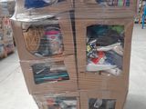 une palette remplie d'articles dans un magasin
