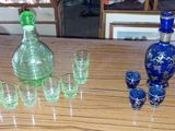 Des bouteilles et des verres sont posés sur une table dans une pièce.