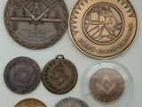 un lot de pièces de monnaie posées sur une table