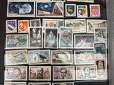 une photo d'une collection de timbres exposée dans un coffret