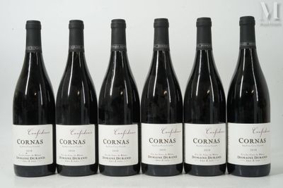 six bouteilles de vin rouge sont alignées sur une surface blanche