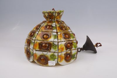 une lampe posée sur une table blanche