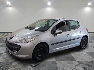 la photo d'une voiture argentée garée dans un garage