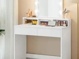 une coiffeuse blanche surmontée d'un miroir