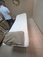 D2 - TOULOUSE – Un lot de 4 tables de soin Yoshi en bois, él… (photo 5)