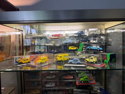 une vitrine contenant un grand nombre de petites voitures