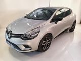 Une voiture blanche est garée dans une pièce blanche au sol blanc.