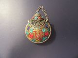 une photo d'un collier orné d'un motif