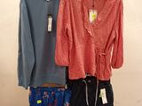 un présentoir de vêtements destinés à la vente dans un magasin de vêtements