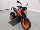 une photo d'une moto garée dans un garage