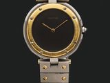gros plan d'une montre sur une surface noire avec un fond noir