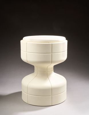 un vase blanc posé sur une table blanche
