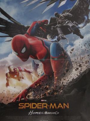 L'affiche de « Spider-Man : Homecoming » est accrochée au mur.