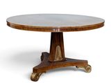 une table à manger ronde avec un plateau en marbre et des pieds en bois