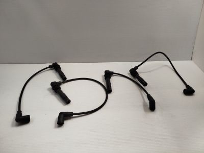 deux micro-casques posés sur une surface blanche, devant un fond blanc