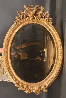un homme qui tient un miroir à la main