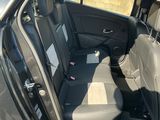 l'intérieur d'une voiture, avec la portière ouverte et les sièges rabattus