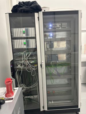 une photo d'une pièce où se trouvent tout un tas de fils