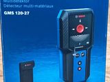La boîte de l'outil multifonctions Bosch Professional est ouverte sur la table.