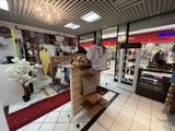 un homme debout derrière un pupitre dans un magasin